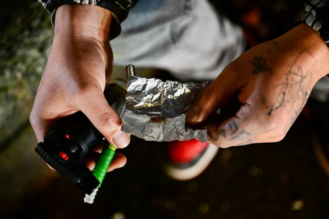 <p>Una persona consume fentanilo tras la despenalización de todas las drogas en Portland (Oregón), el 23 de enero de 2024</p>
