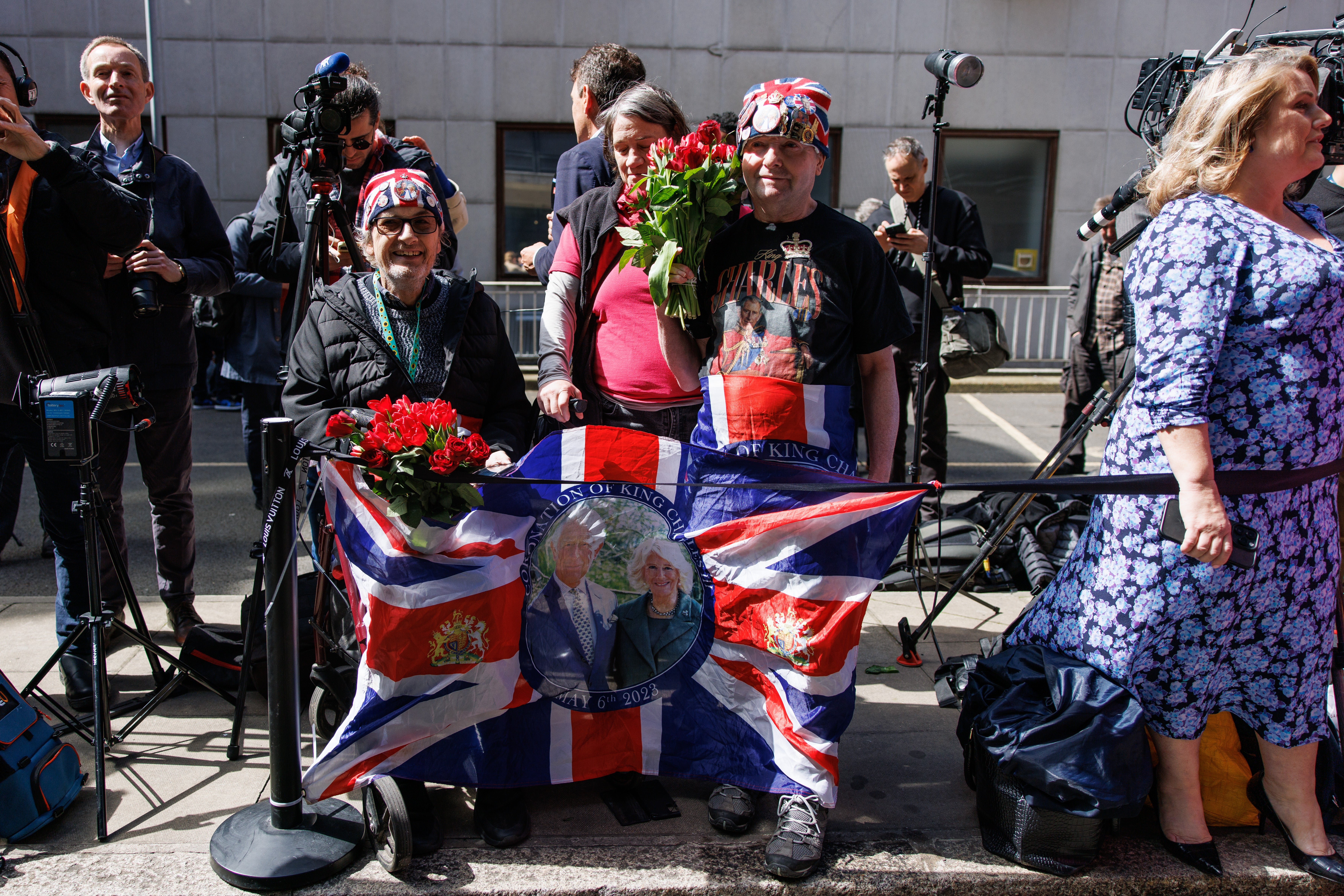 Los fans de la realeza John Loughrey (derecha), de 69 años, y Sky London, de 63, esperan emocionados la llegada de la pareja real