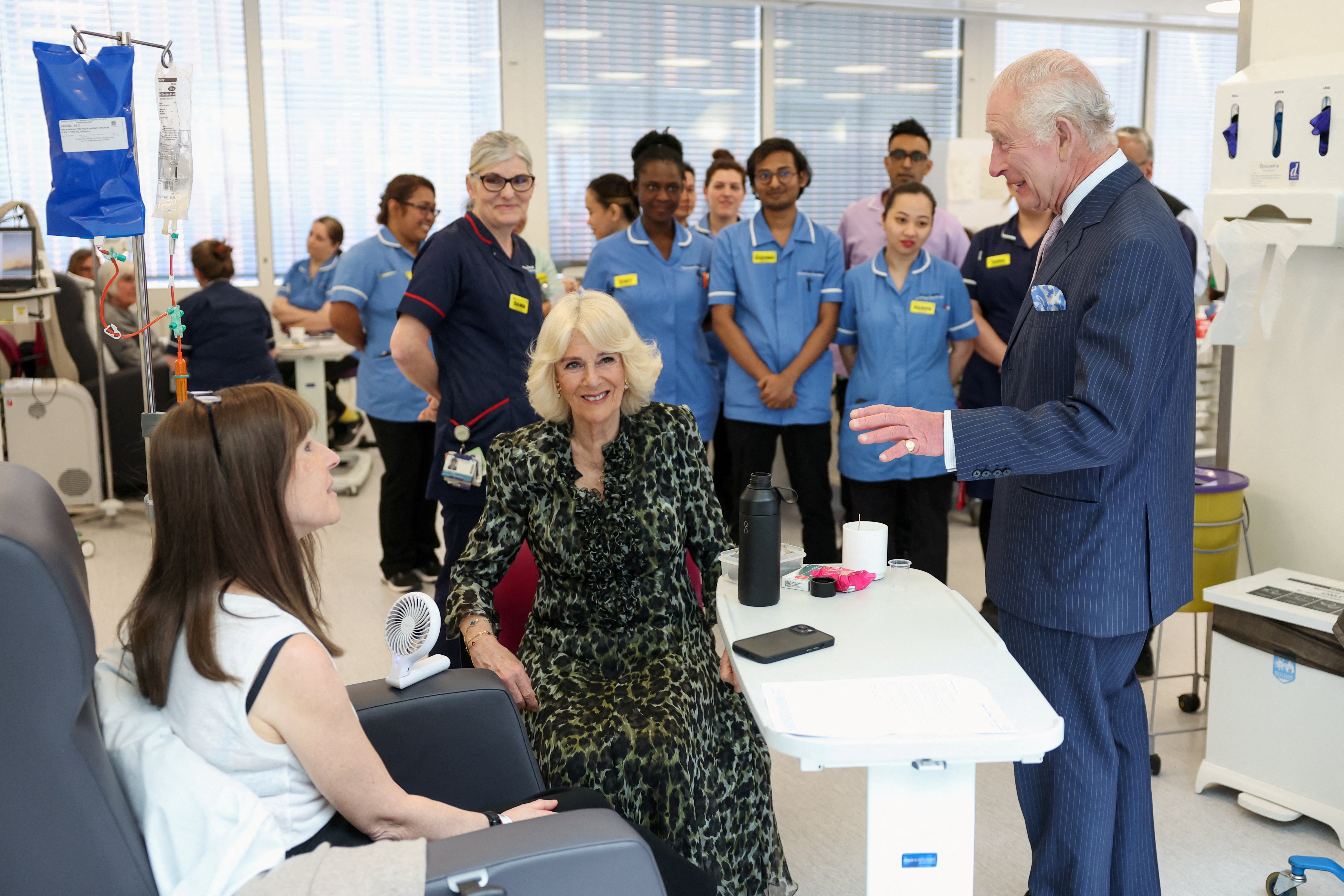 El rey Carlos y la reina Camila conversan con la paciente Jo Irons durante una visita al Centro Oncológico Macmillan del University College Hospital de Londres
