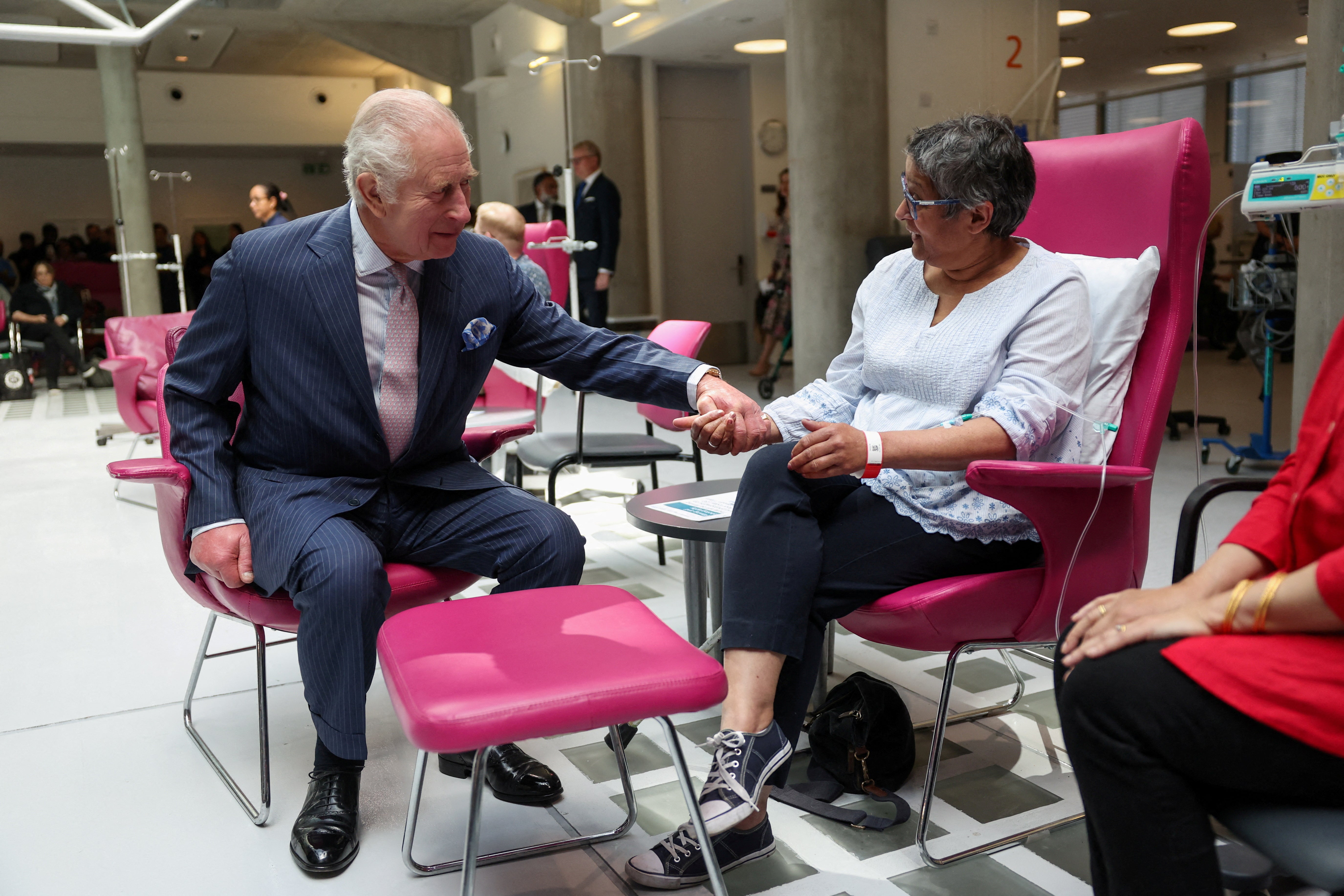 El rey Carlos se reúne con la paciente Asha Millen durante una visita al Centro Oncológico Macmillan del University College Hospital de Londres