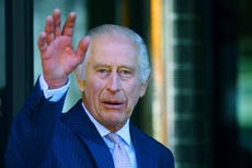 Rey Carlos III reanuda función pública con visita a pacientes de cáncer
