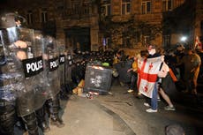 Policía de Georgia usa gas lacrimógeno y cañones de agua para dispersar protestas contra “ley rusa”