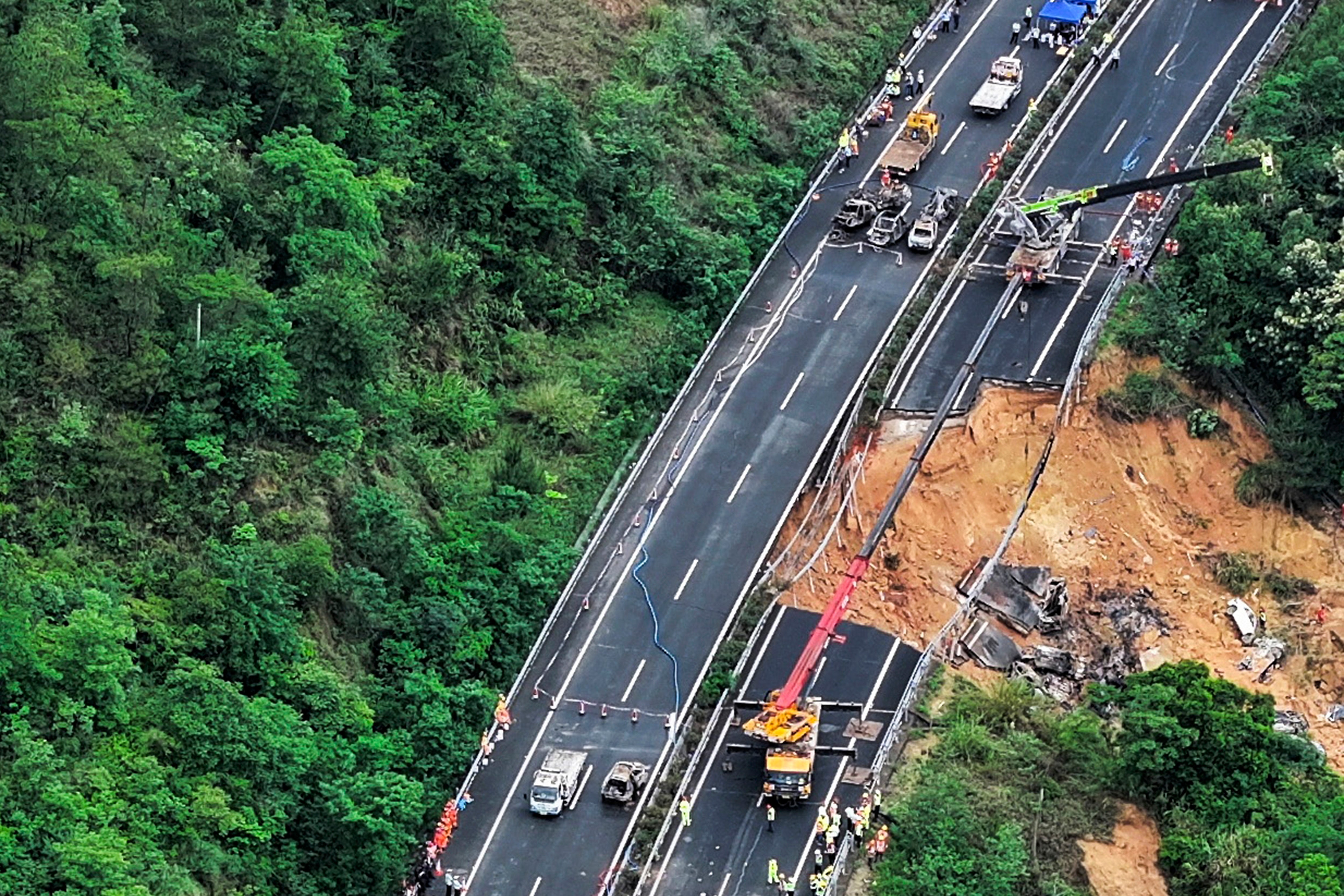 CHINA-DERRUMBE EN AUTOPISTA