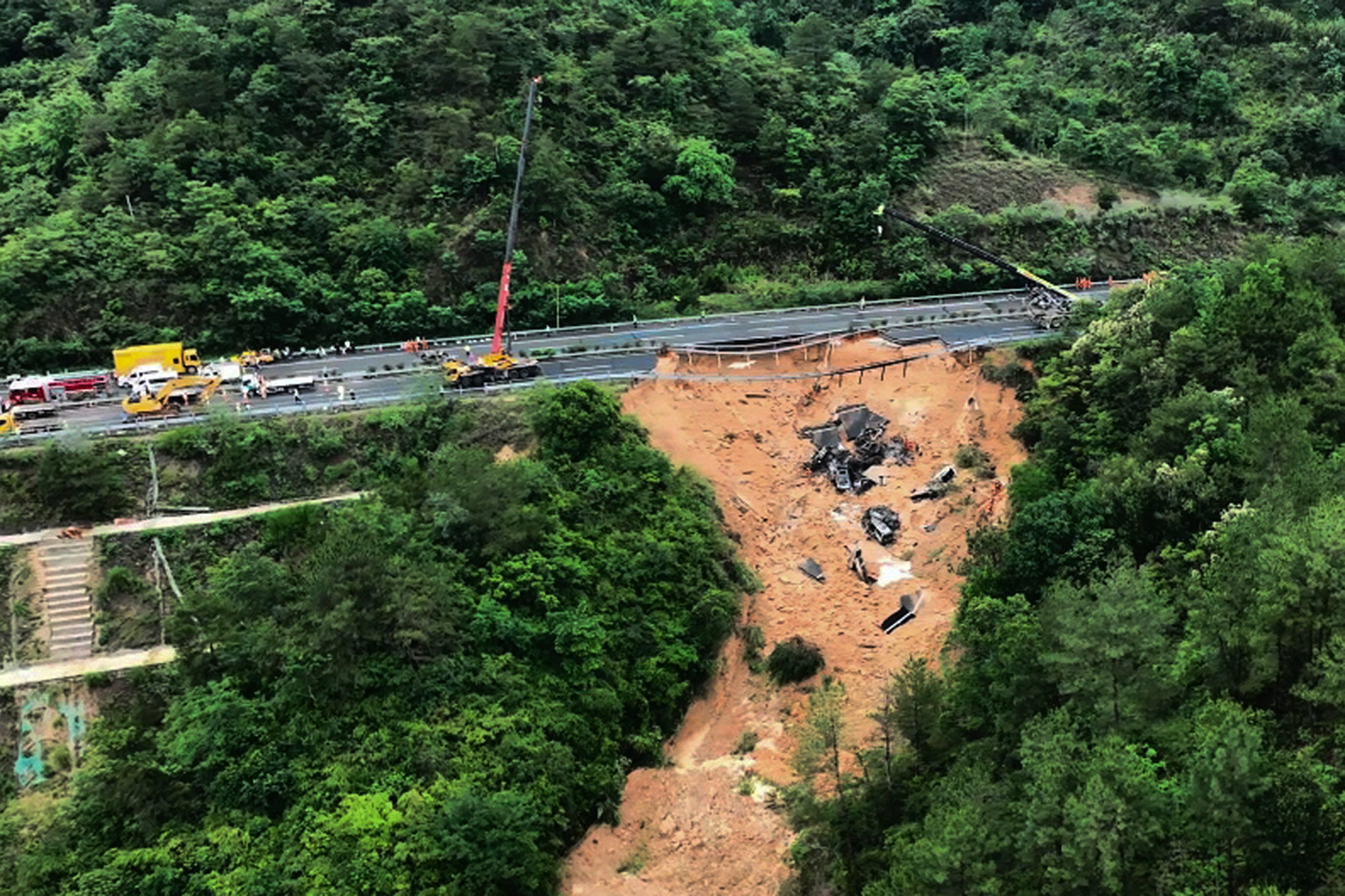 CHINA-DERRUMBE EN AUTOPISTA