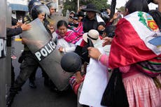 Deudos de asesinados en protestas contra presidenta de Perú amanecen frente al Palacio de Justicia