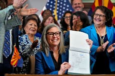 Gobernadora de Arizona firma proyecto de ley para derogar prohibición de casi todos los abortos