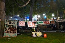 La policía rodea un campamento propalestino en la Universidad del Sur de California.