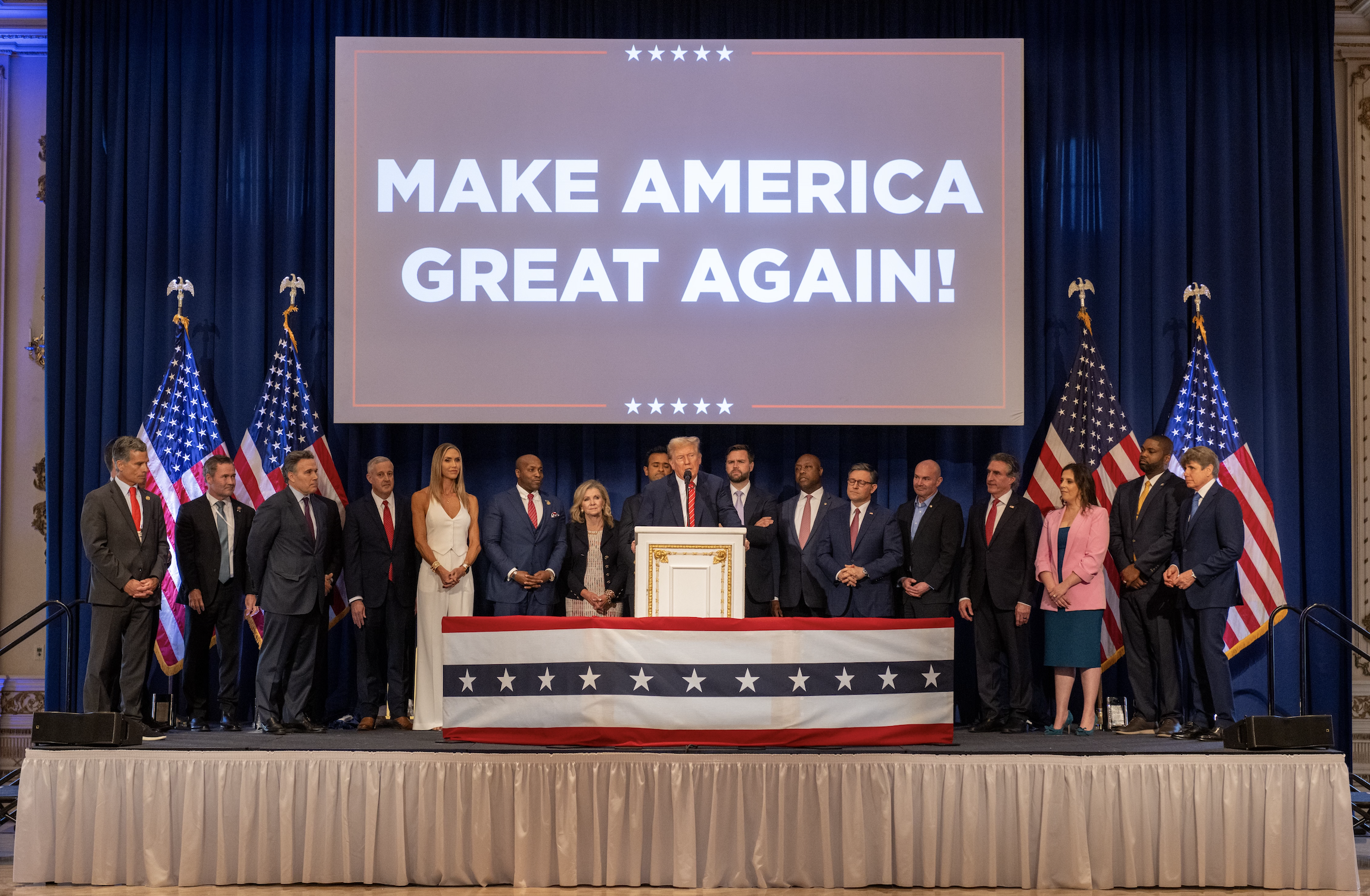 Donald Trump con sus posibles candidatos a la vicepresidencia en Mar-a-Lago el sábado durante una recaudación de fondos para el Partido Republicano. Un audio filtrado por Axios revela su opinión sobre muchos de los contendientes
