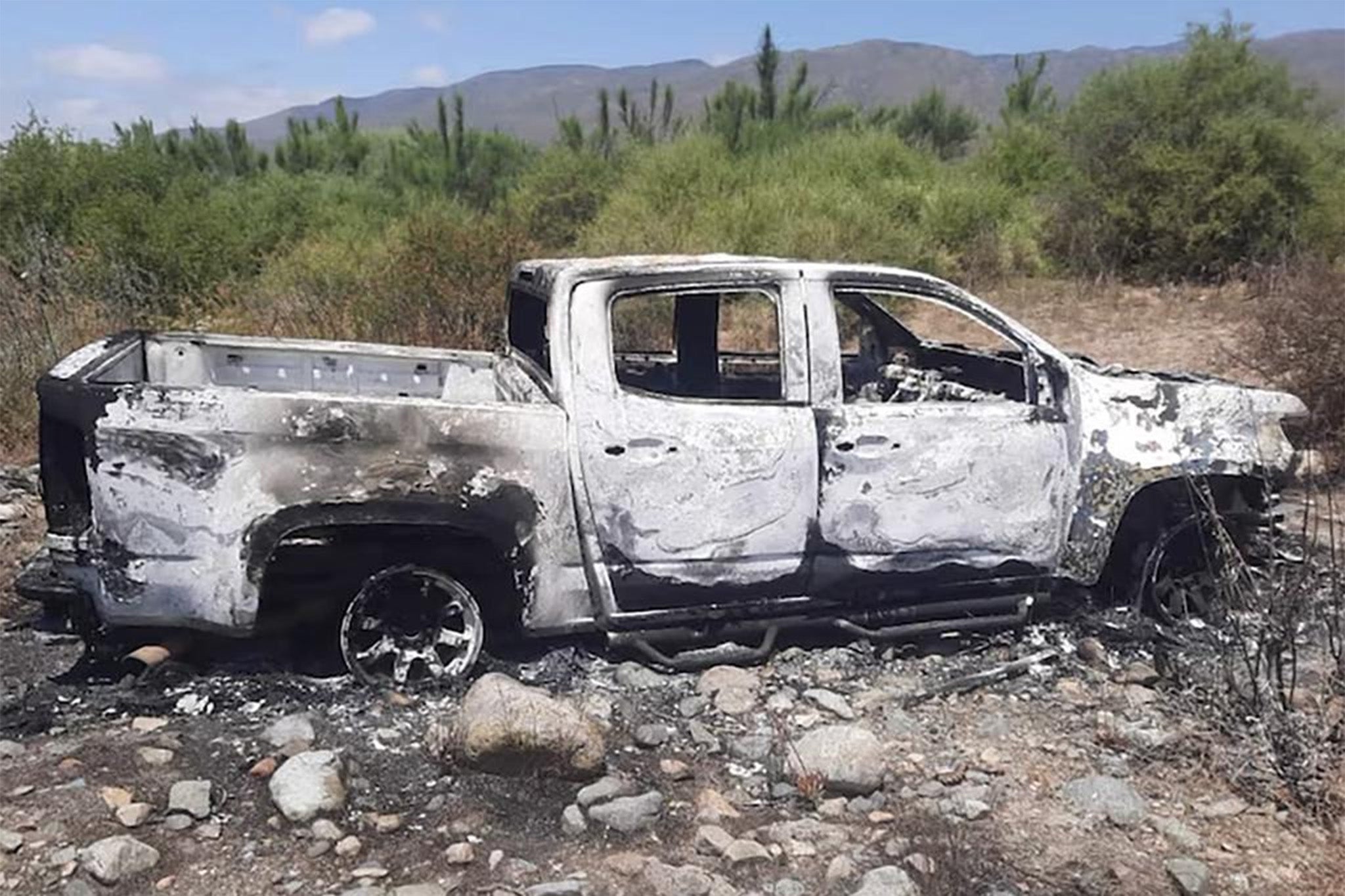 Las autoridades alegan que los ladrones eligieron a los surfistas por los neumáticos de su camioneta, que fue encontrada quemada