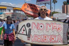 Surfistas salen a las calles para exigir justicia tras caso de turistas asesinados en Ensenada