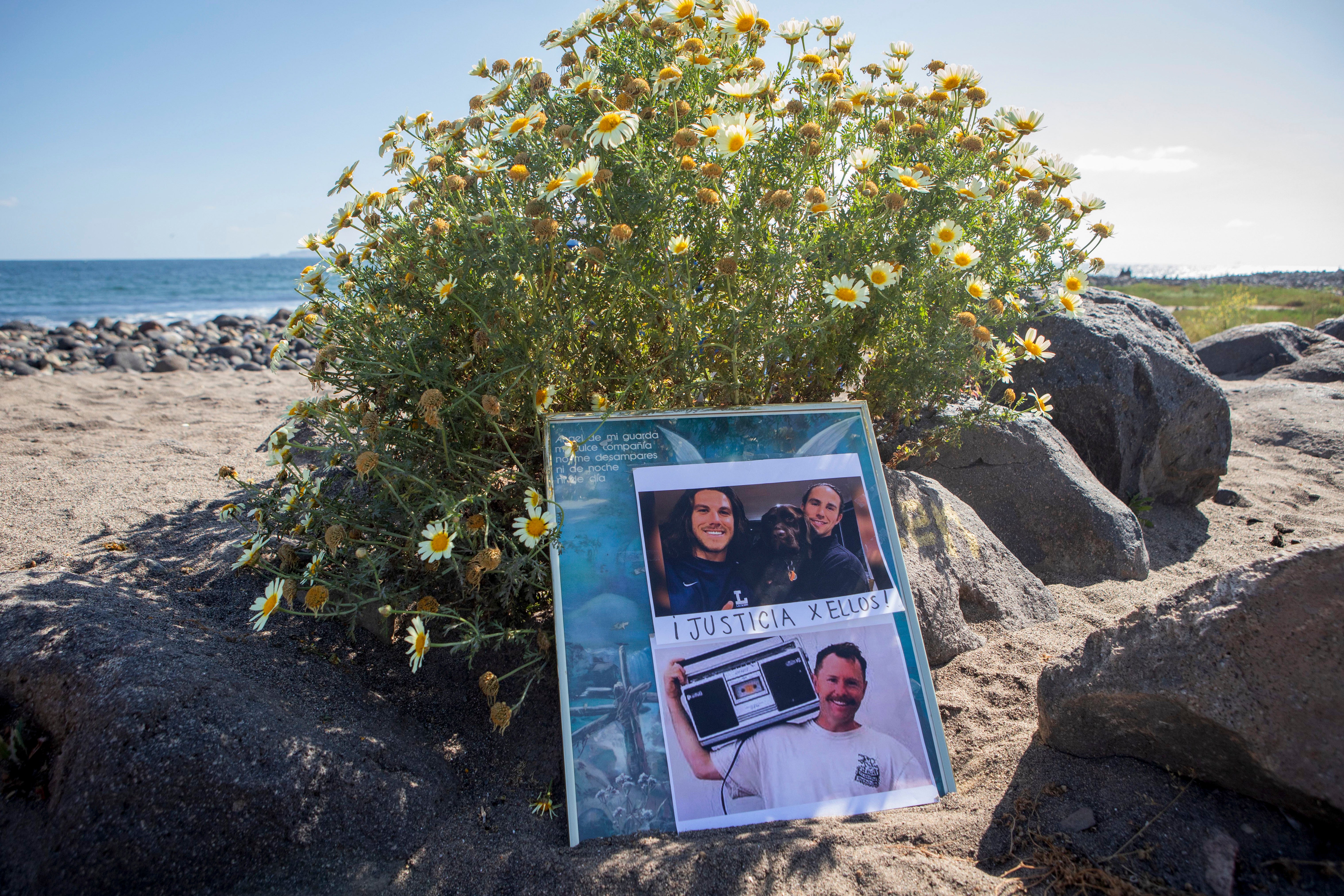 Colocan fotos de los surfistas extranjeros desaparecidos en la playa de Ensenada, México, el 5 de mayo
