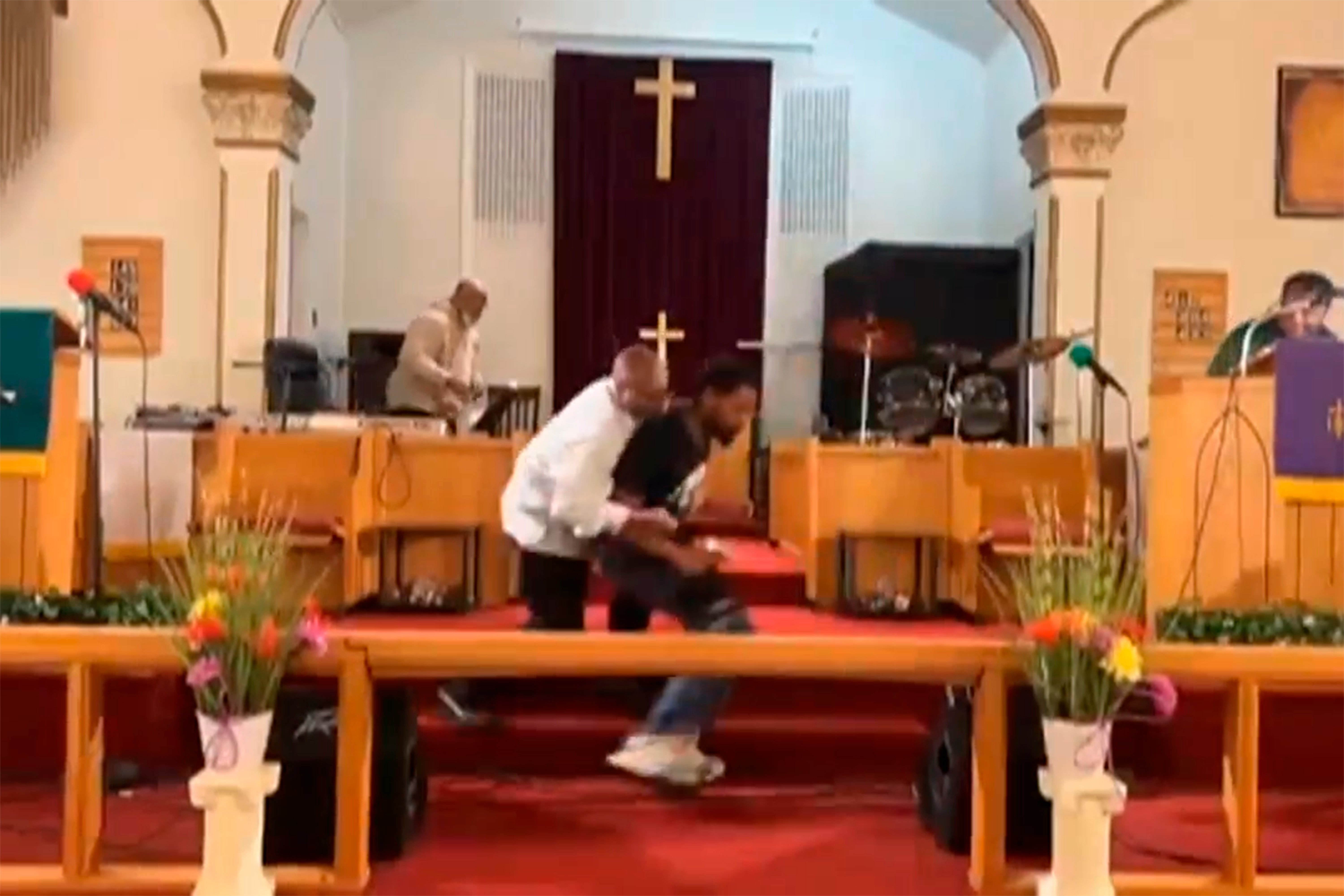 Un miembro de la congregación derriba al hombre armado en una iglesia cristiana de North Braddock, Pittsburg