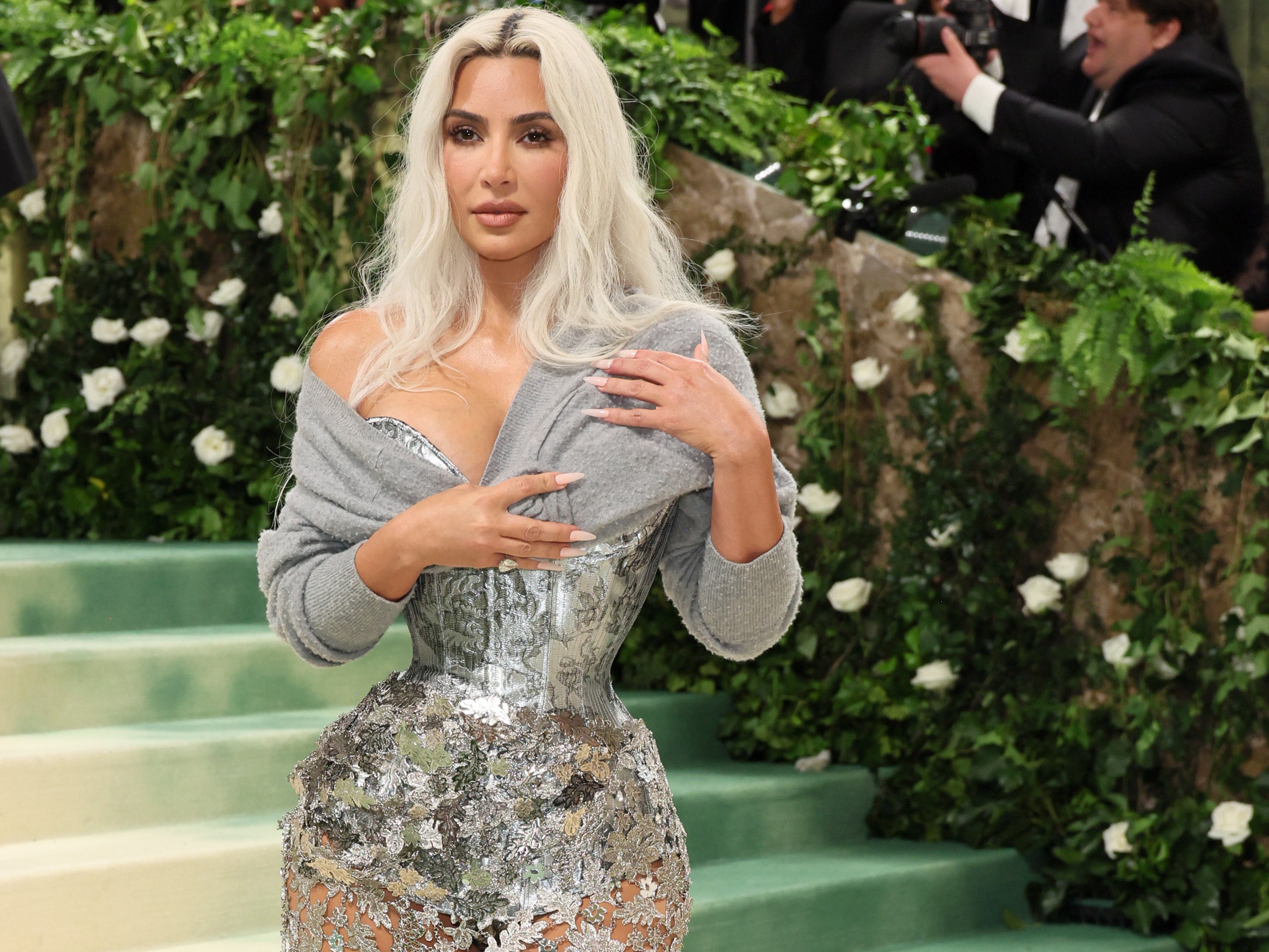 Kim Kardashian participa do Met Gala de 2024 celebrando “Belas Adormecidas: Despertar da Moda” no Metropolitan Museum of Art em 6 de maio de 2024 na cidade de Nova York.