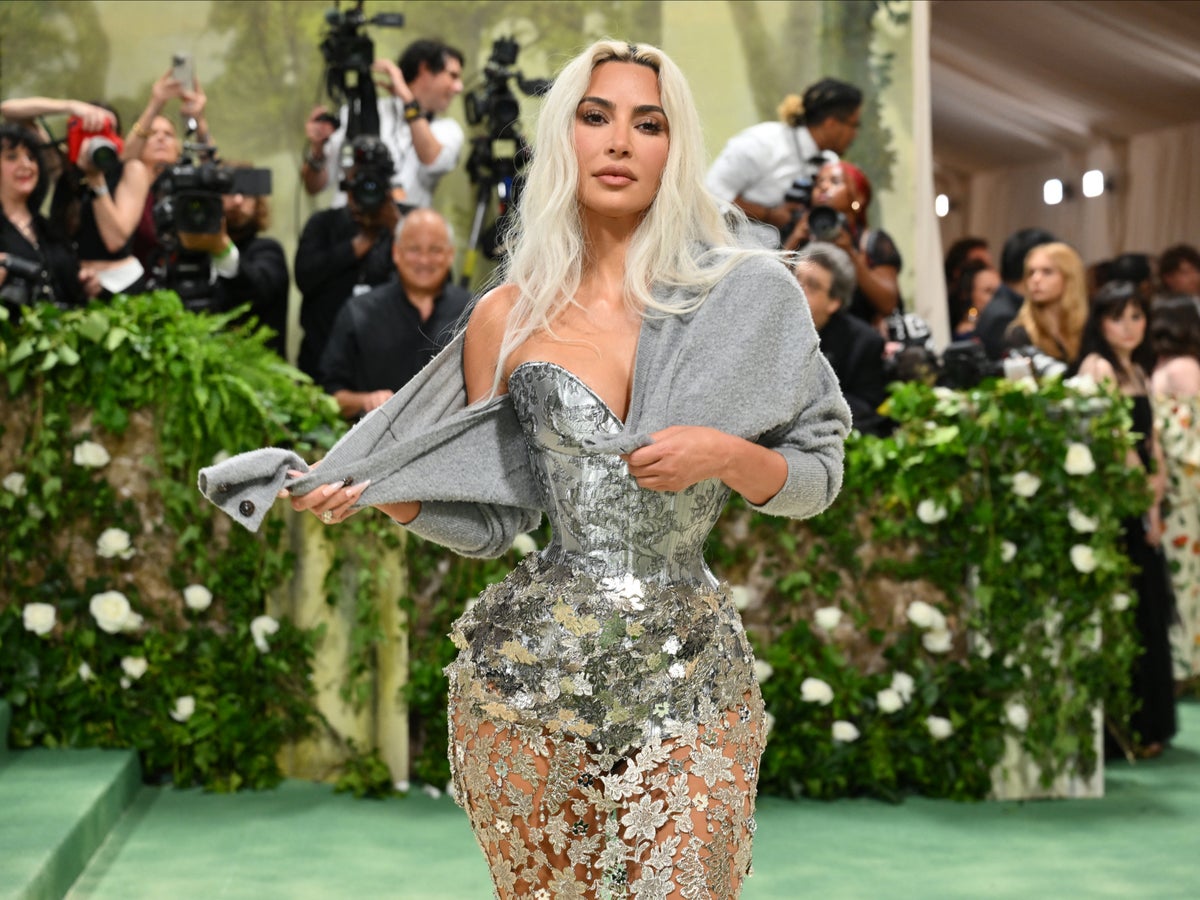 El vestido de Kim Kardashian en la Met Gala demuestra el pésimo ejemplo que  es para las mujeres | Independent Español, image size:1200x900