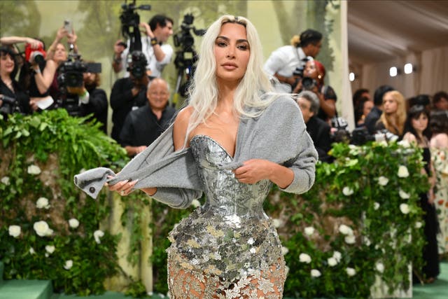 <p>No es su primera vez: durante más de una década, Kim Kardashian ha lucido polémicos looks; muchos de los cuales parecen anatómicamente imposibles</p>