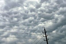 Un tornado golpea una pequeña localidad de Oklahoma durante fuertes tormentas en el centro de EEUU