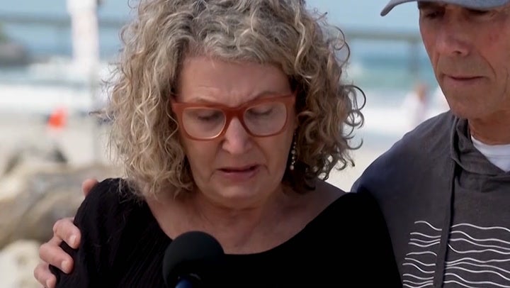 “El mundo se ha vuelto un lugar más oscuro”, dijo entre sollozos la madre de los surfistas australianos asesinados en México