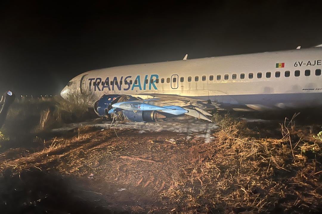 Un Boeing 737-300 se salió de la pista y se incendió durante un despegue en Senegal a última hora del miércoles