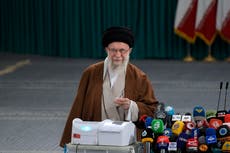 Irán vota en el balotaje de las parlamentarias tras el dominio conservador en la primera ronda