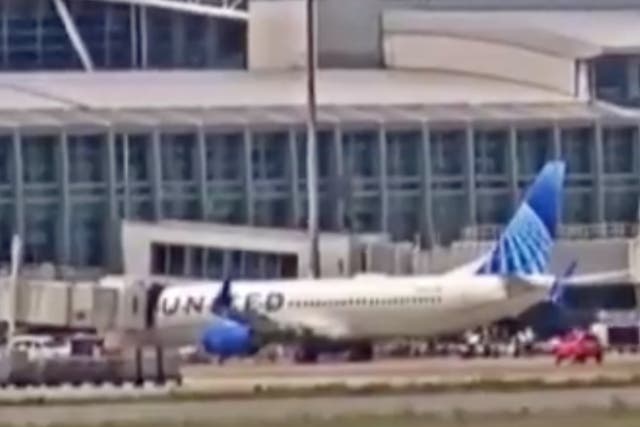 <p>Captura de pantalla del avión de pasajeros Boeing 737 en el aeropuerto de Fukuoka  </p>