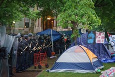 Policía detiene a más de 40 manifestantes al desalojar campamentos de protesta en campus de EEUU