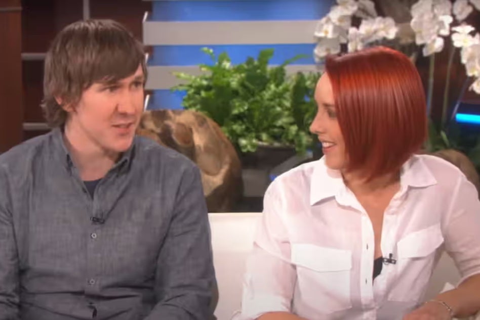 Keir Johnston (izquierda) y su esposa Grace (derecha) en un programa de entrevistas en 2015. El hombre admitió haber estrangulado a su esposa este jueves