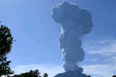 El volcán indonesio Ibu entra en erupción y expulsa nubes oscuras y ceniza