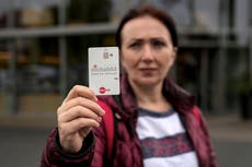 Alemania entrega ayudas a migrantes en tarjetas; los críticos dicen que es discriminatorio