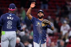 Amed Rosario condujo tres carreras con triple y doble para que los Rays superaran 5-3 a Medias Rojas