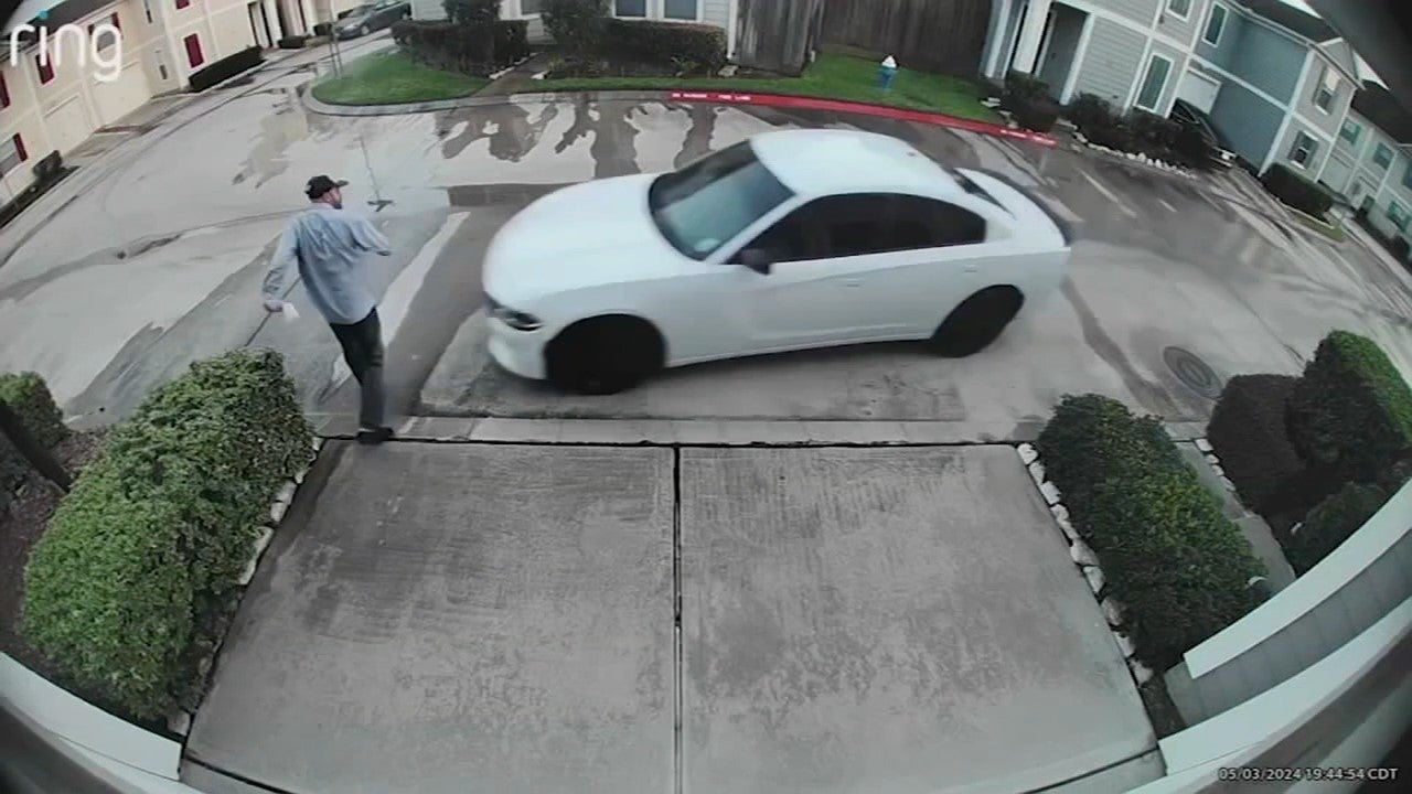 Las imágenes de la cámara del timbre muestran cómo un coche atropelló a Steven Anderson dos veces antes de que su agresora le asestara nueve puñaladas