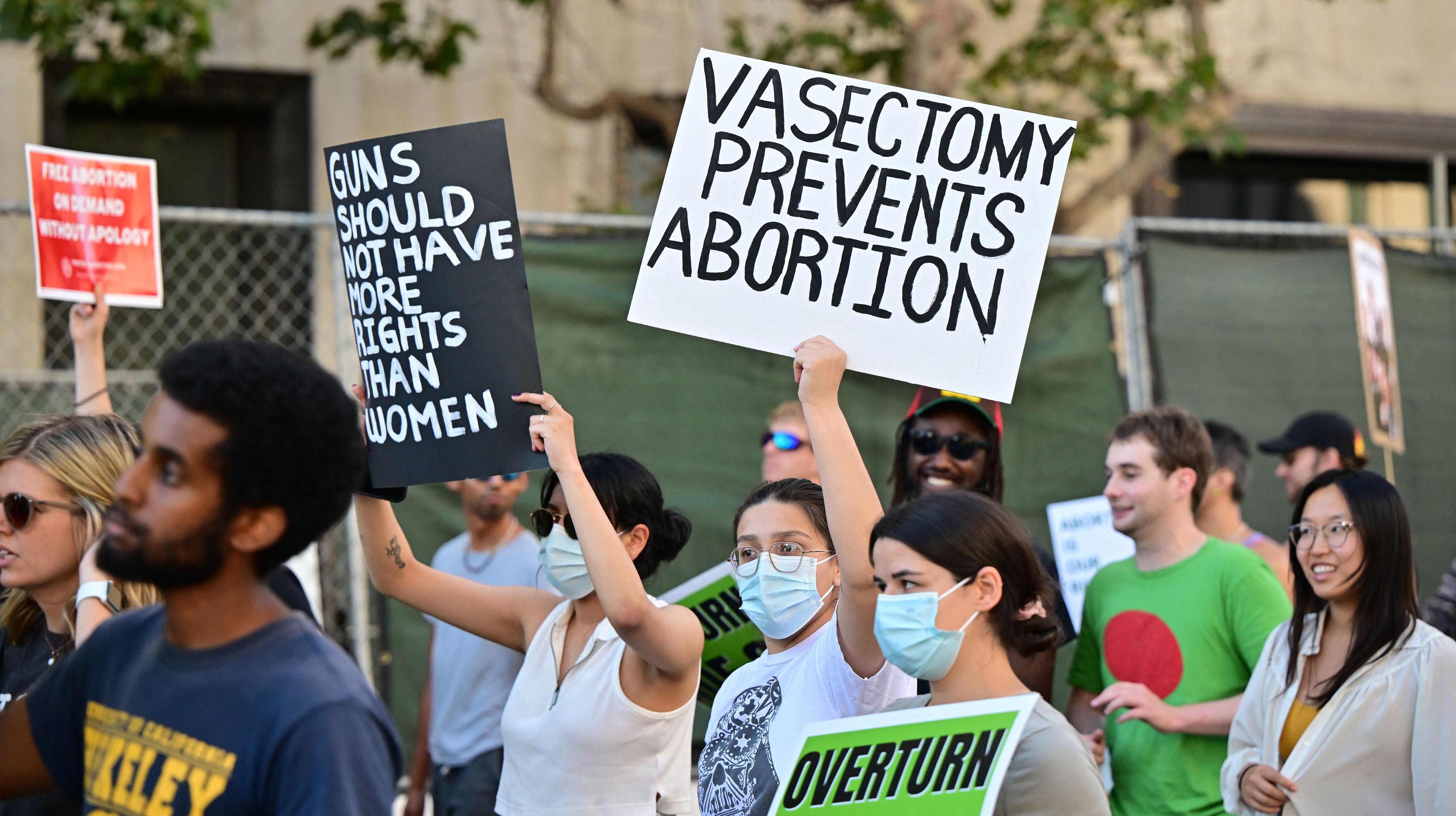Activistas por el derecho al aborto sostienen un cartel en el que se lee “La vasectomía impide el aborto” mientras protestan tras la prohibición del aborto en EE. UU. por el Tribunal Supremo en Los Ángeles, el 24 de junio 2022.