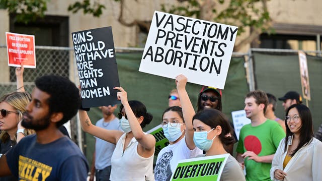 <p>Activistas por el derecho al aborto sostienen un cartel en el que se lee “La vasectomía impide el aborto” mientras protestan tras la prohibición del aborto en EE. UU. por el Tribunal Supremo en Los Ángeles, el 24 de junio 2022. </p>