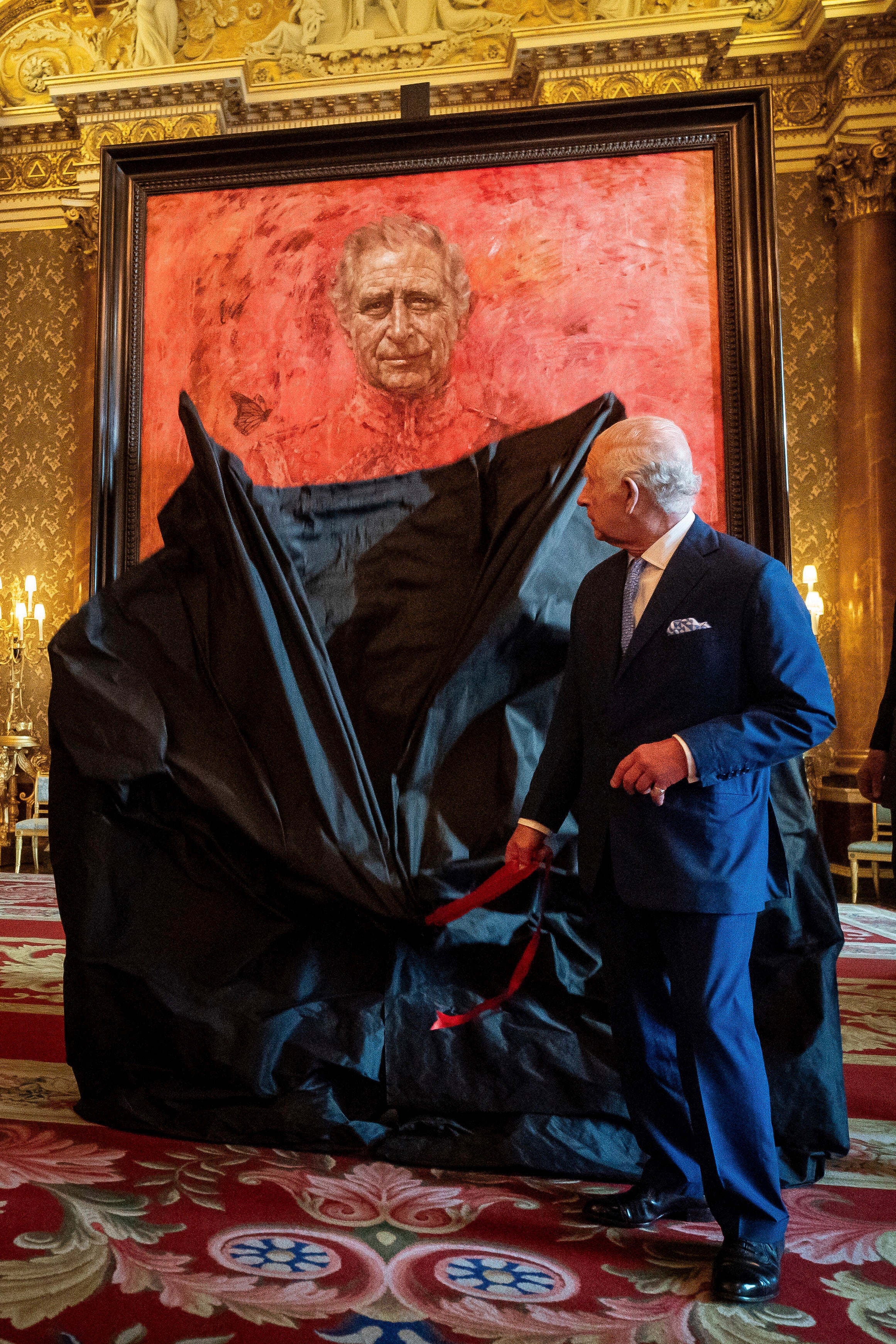 El rey Carlos III inaugura el retrato del monarca realizado por el artista Jonathan Yeo en el salón azul del Palacio de Buckingham