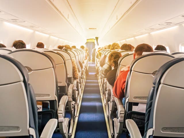 <p>La aerolínea se disculpó con los clientes afectados por el hombre desnudo </p>