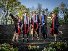 Quintillizos de Nueva Jersey celebran su graduación en la misma universidad