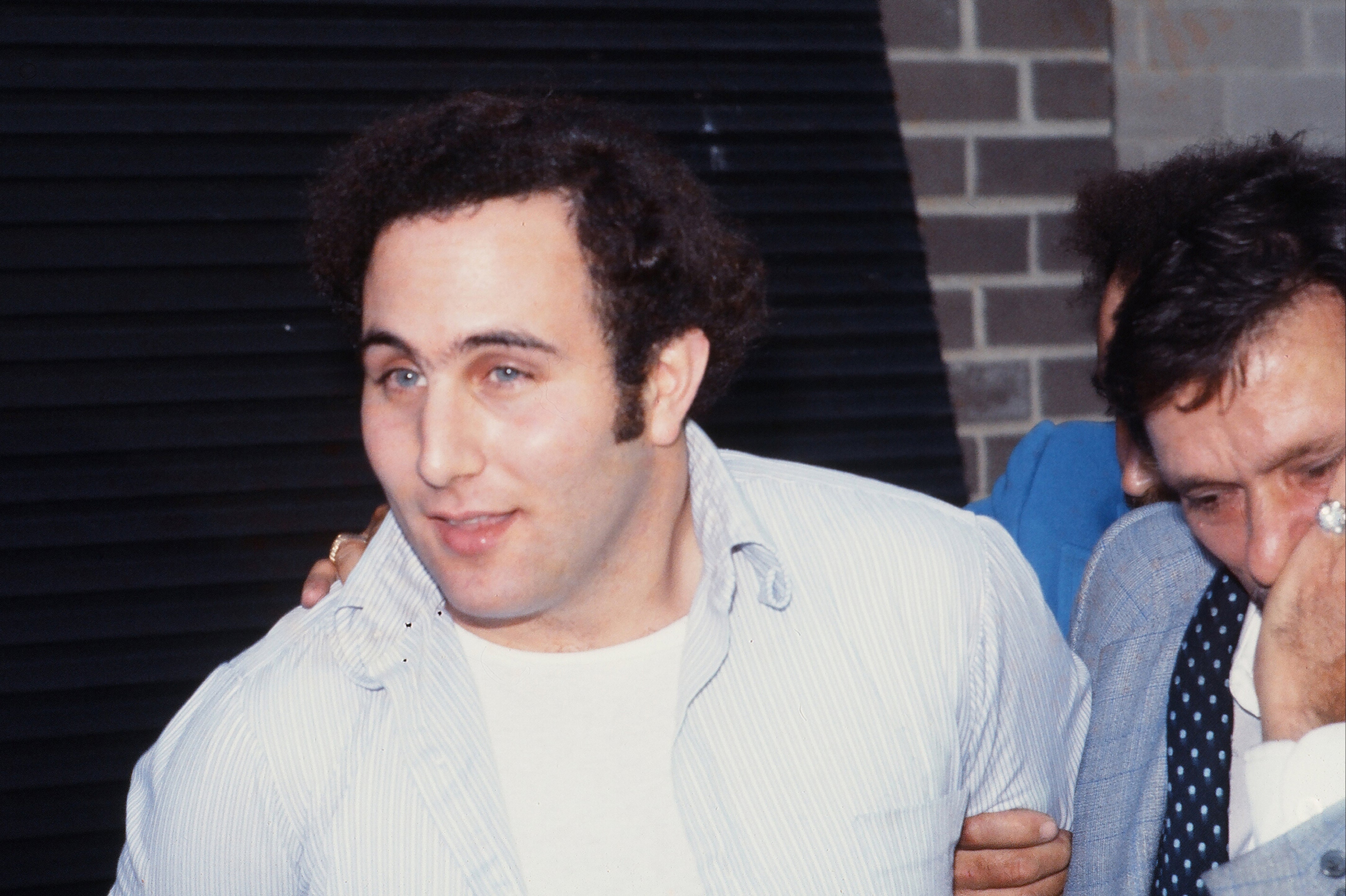 Agentes de policía escoltan al asesino en serie David Berkowitz, conocido como “El hijo de Sam”, hasta la comisaría 84 el 10 de agosto de 1977