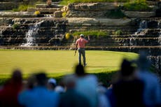 Woods falla con el putt al final de la ronda del Campeonato de la PGA y la cierra en 1 sobre par