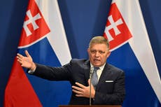 Policía lleva al sospechoso de atentar contra líder de Eslovaquia a su casa para buscar pruebas