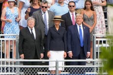 Donald y Melania Trump asisten a la graduación de su hijo Barron