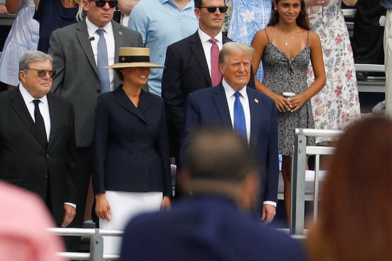 El expresidente estadounidense Donald Trump y su esposa Melania presencian la ceremonia de graduación de su hijo Barron en West Palm Beach, Florida, EE. UU., el 17 de mayo de 2024