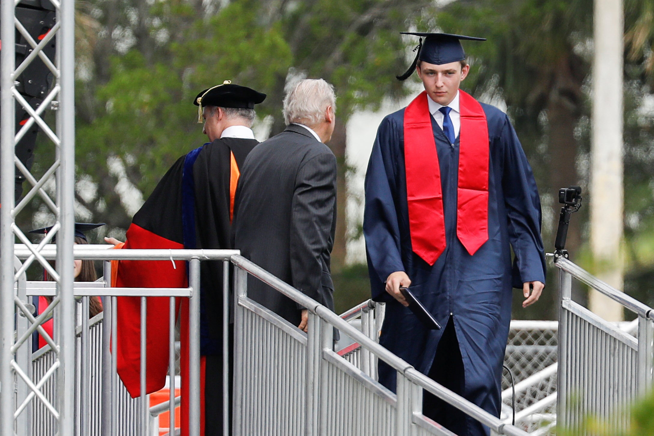 Barron Trump, hijo del expresidente de EE. UU. Donald Trump, se presenta en su ceremonia de graduación en West Palm Beach, Florida, el 17 de mayo de 2024