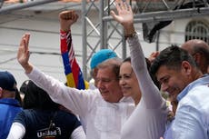 El candidato presidencial de la coalición opositora de Venezuela busca la unidad en su primer mitin
