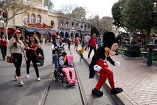 Personajes y actores de desfiles de Disney aprueban sindicalización