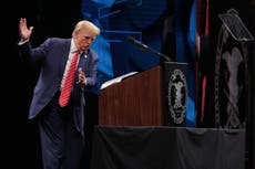 Trump responde furiosamente a las críticas que recibió por su discurso en Texas