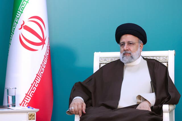 <p>En un comunicado difundido en las redes sociales y la televisión estatal, el vicepresidente iraní Mohsen Mansouri confirmó el fallecimiento del presidente Ebrahim Raisi, posible sucesor del líder supremo del país, el ayatola Alí Jamenei, durante un accidente de helicóptero. </p>
