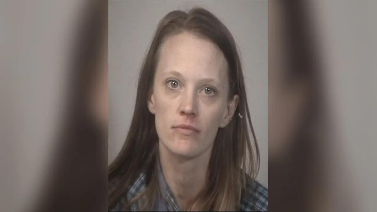 Candyce Leigh Carter (35) fue detenida por puesta en peligro a menores y posesión de estupefacientes