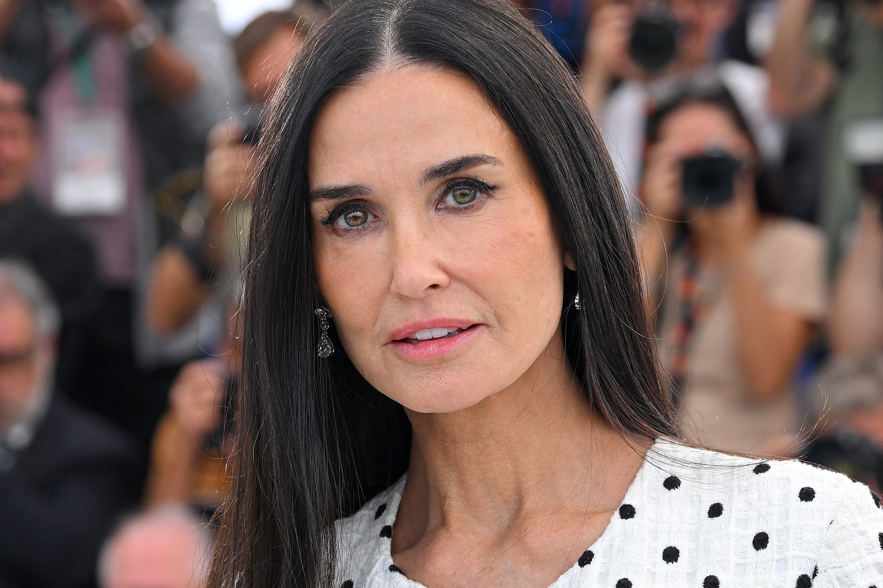 Demi Moore posa en una sesión de fotos para promocionar su nueva película 'The Substance' en el Festival de Cannes