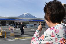 Japón bloquea la vista del monte Fuji para parar el mal comportamiento de turistas
