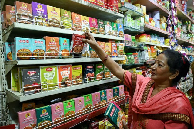 <p>Una mujer observa paquetes de especias de las empresas MDH y Everest en una tienda de Amritsar el 21 de mayo de 2024</p>