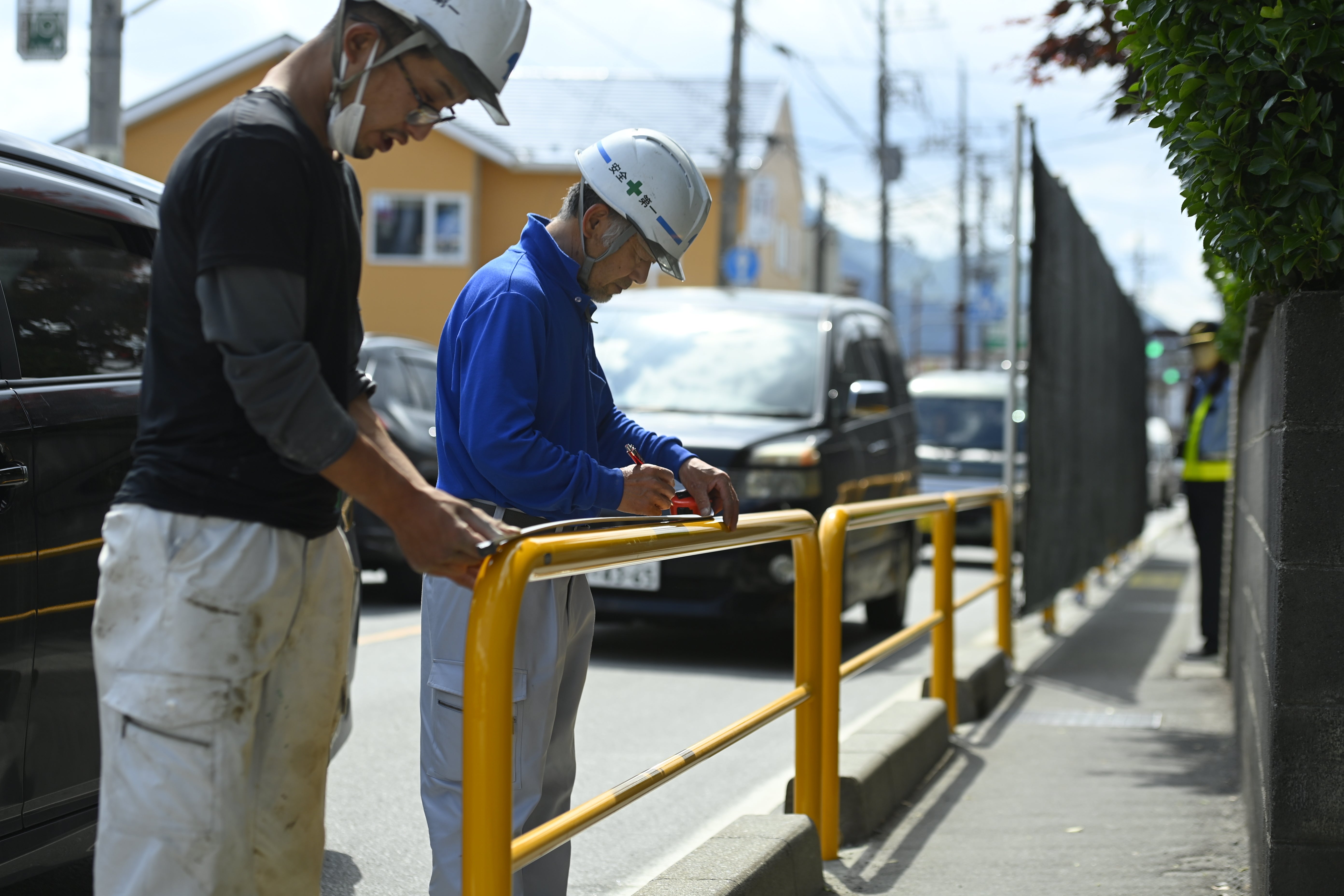 Trabajadores de Fujikawaguchiko instalaron una red para evitar que los turistas se acerquen a tomar fotos del monte Fuji